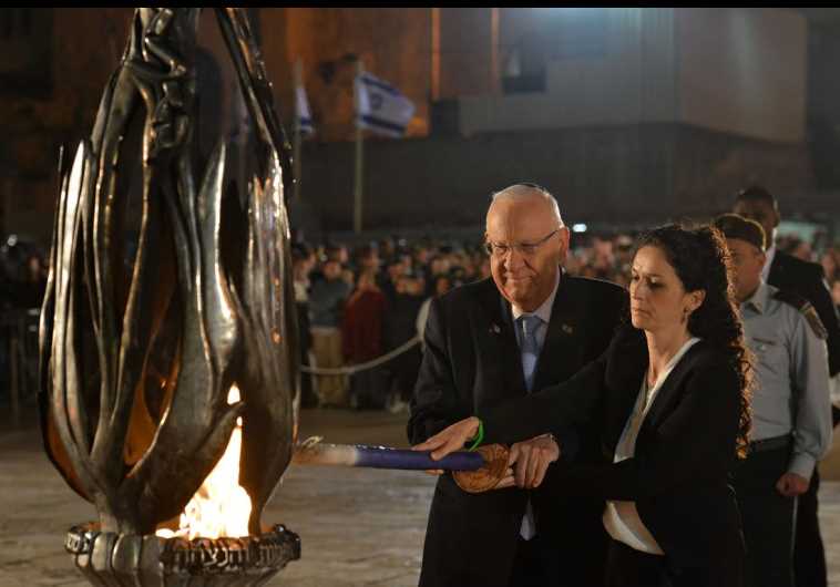 President Rivlin kindling the memorial flame together with Mrs. Moriah Ashkenazi, widow of First Sergeant Yair Ashkenazi, who fell in battle during Operation Protective Edge