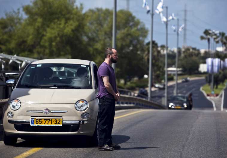 Traffic comes to a standstill as siren sounds on Israel's Remembrance Day‏.