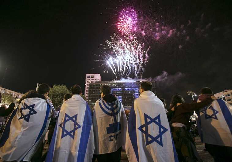 People celebrate Independence Day in Tel Aviv, April 22, 2015