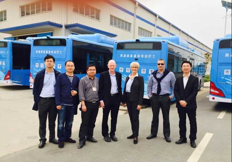Dr. Amir Ziv-Av and Ziva Patir (center) pay a visit to the BYD company's factory in Nanjing in the center 