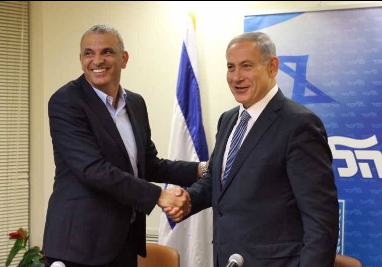 Kulanu head Moshe Kahlon and Prime Minister Benjamin Netanyahu shake hands after signing the coalition agreement