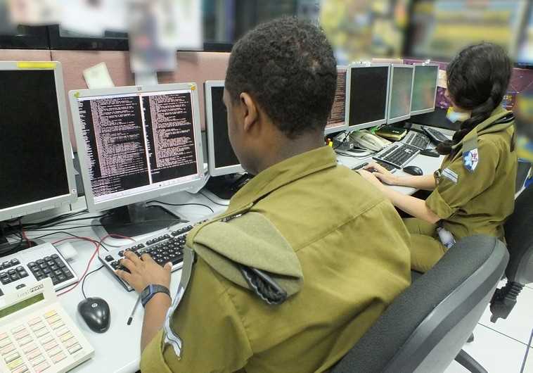 IDF's Center of Computing and Information Systems; soldiers with computers. 