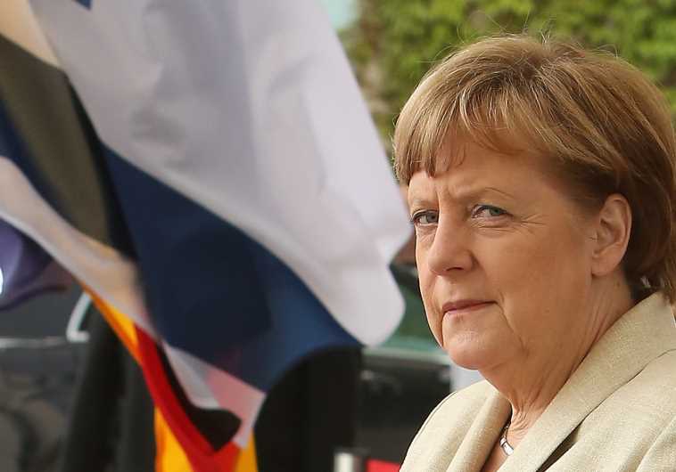 German Chancellor Angela Merkel (R) greets Israeli President Reuven Rivlin upon his arrival for a meeting at the Chancellery in Berlin on May 12, 2015.