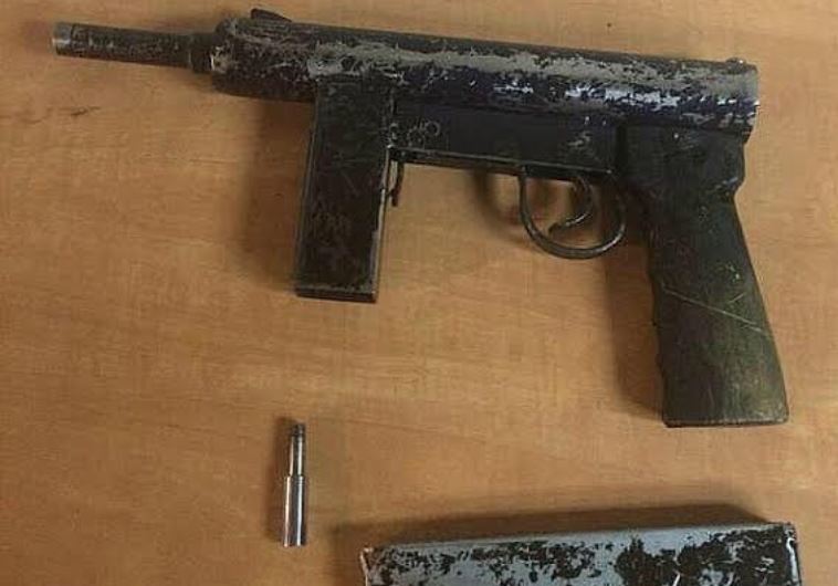 The machine gun seized from Palestinian teen at a Shuafat checkpoint, June 29, 2015