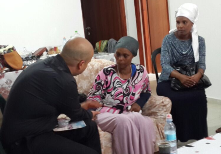 Journalist talking to family of Avera Mengistu