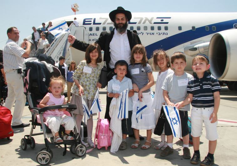  French New Immigrants Departing from Paris for Israel