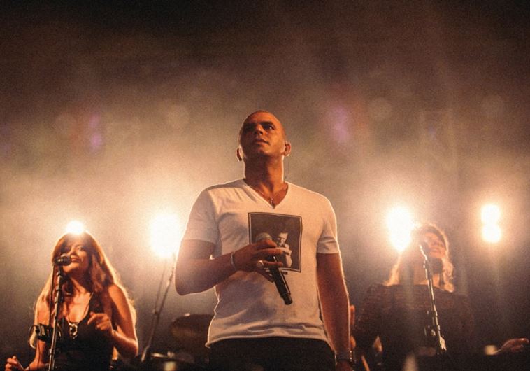 Eyal Golan performs for new IDF recruits in Bat Yam.
