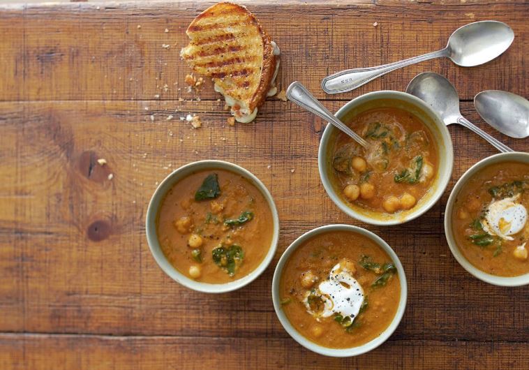 Tomato chickpea soup with spinach, flavored with garlic, cumin and smoked paprika