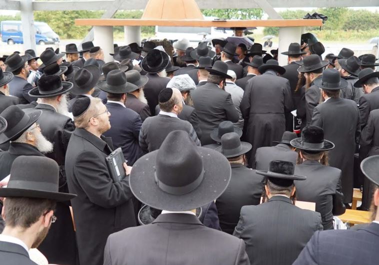 Dozens of rabbis, yeshiva deans, and leaders from the haredi community, including Rabbi Shimon Baadani, a member of the Shas Council of Torah Sages, travelled to Radun and prayed first at the building which formerly housed the yeshiva of the Hafetz Haim, and then by his gravesite itself.