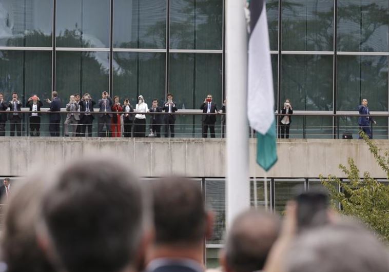 Onlookers take photographs as the Palestinian flag is being raised by Palestinian President Mahmoud Abbas (not pictured) in a ceremony outside the United Nations during the 70th session of the U. N. General Assembly in New York, September 30, 2015. Even though Palestine is not a member of the United