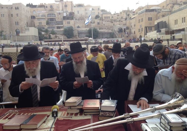 Municipal chief rabbi of Safed Rabbi Shmuel Eliyahu (C), municipal chief rabbi of Jerusalem Rabbi Aryeh Stern (L) and Temple Institute Rabbi Yisrael Ariel (R) at a prayer rally at the Western Wall
