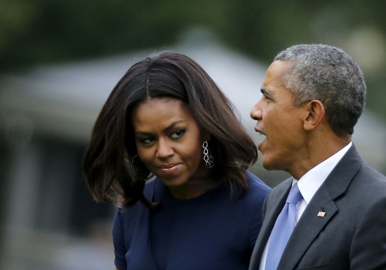 US President Barack Obama (R) and first lady Michelle Obama arrive from New York to the South Lawn of the White House in Washington