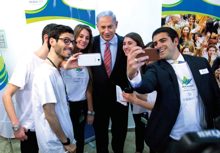 Benjamin Netanyahu takes a selfie with Masa participants