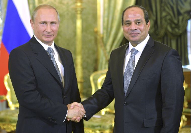 Russian President Vladimir Putin (L) shakes hands with his Egyptian counterpart Abdel Fattah al-Sisi during their meeting in Moscow, August 26, 2015