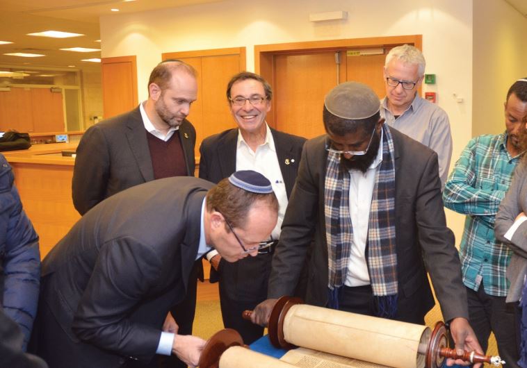Mayor Nir Barkat dedicates the Torah scroll from Baghdad – now installed in the Katamonim