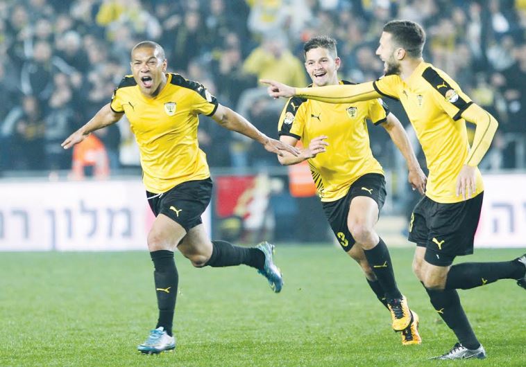 f Beitar Jerusalem’s Claudemir (right)