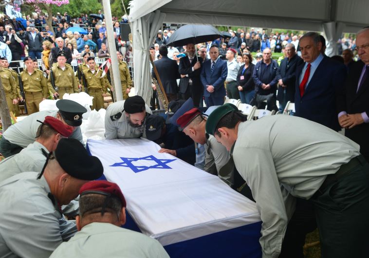 Prime Minister Benjamin Netanyahu and President Reuven Rivlin watch as Meir Dagan is laid to rest in Rosh Pina, Sunday March 20.