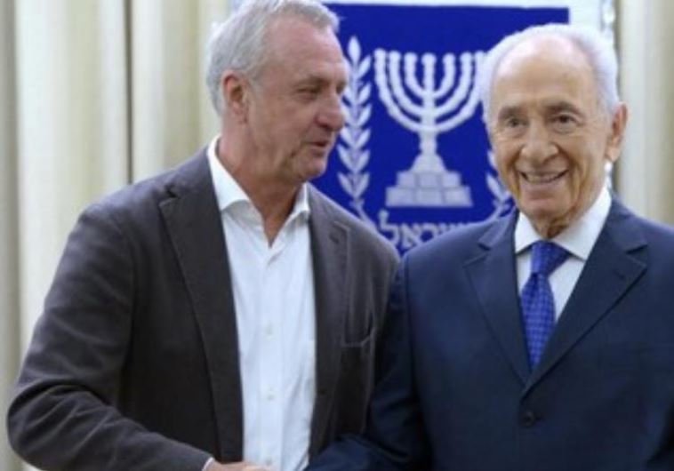 President Shimon Peres welcoming Johan Cruyff to the President's Residence