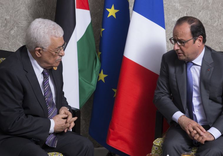 French President Francois Hollande (R) and Palestinian Authority President Mahmoud Abbas meet on the occasion of the inauguration of a new Suez Canal waterway, in Ismailia, Egypt, August 6, 2015