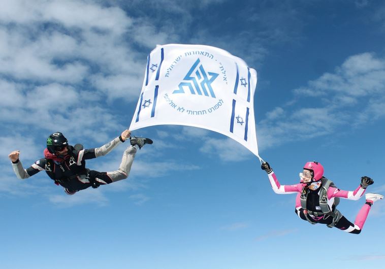 In honor of Independence Day, Gal Peled and Daphne Morali – who hold sixth place in the world in competitive parachuting – jumped from a plane holding the flag of Eilat, decorated with Israeli flags