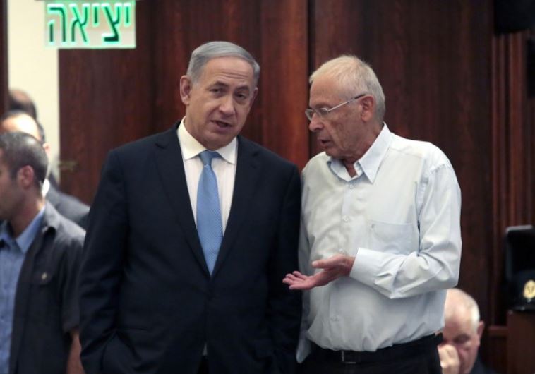 Prime Minister Benjamin Netanyahu (L) and Bennie Begin confer in the Knesset