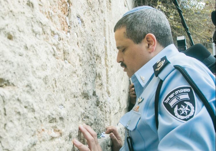 Chief of Police Roni Alsheich visits the Western Wall in December 2015