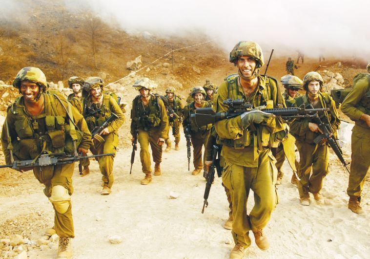 IDF soldiers walk together after leaving Lebanon near the Israel-Lebanon border in August 2006