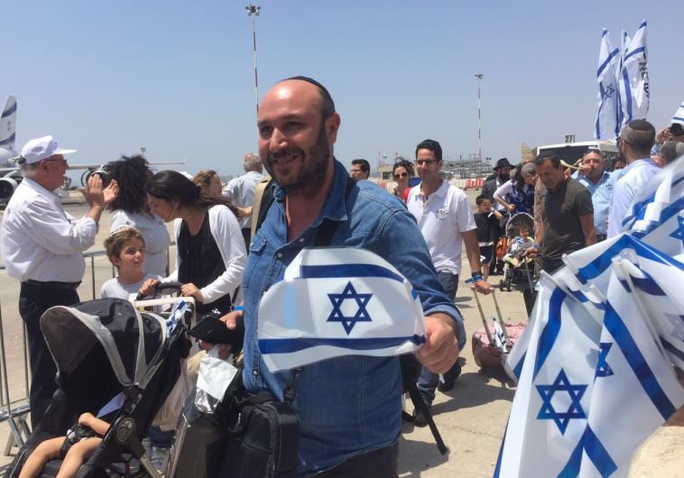 Largest French aliya flight of the summer lands in Israel, July 20, 2016
