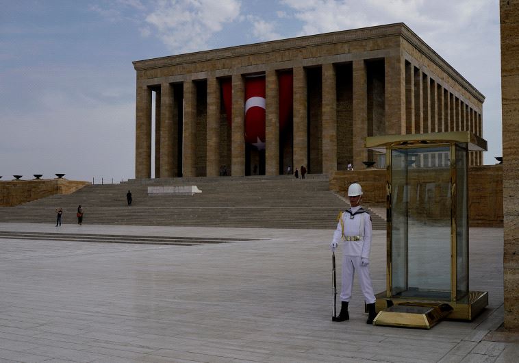 A soldier stands guard at Anitkabir, the mausoleum of modern Turkey's founder Mustafa Kemal Ataturk, in Ankara, Turkey, August 5, 2016.