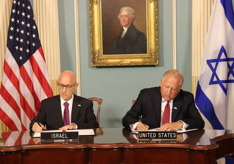 Yaakov Nagel and Thomas A. Shannon sign the 10-year defense agreement