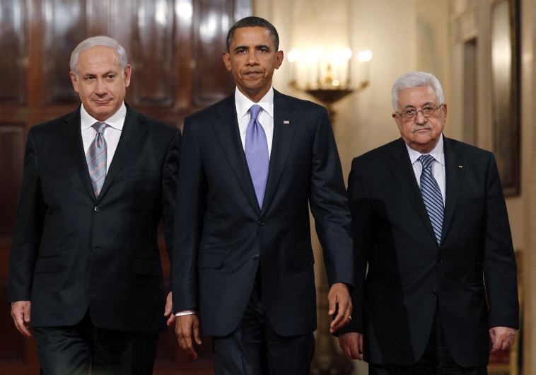 US President Barack Obama arrives with Prime Minister Benjamin Netanyahu (L) and Palestinian Authority President Mahmoud Abbas (R) in Washington September 1, 2010