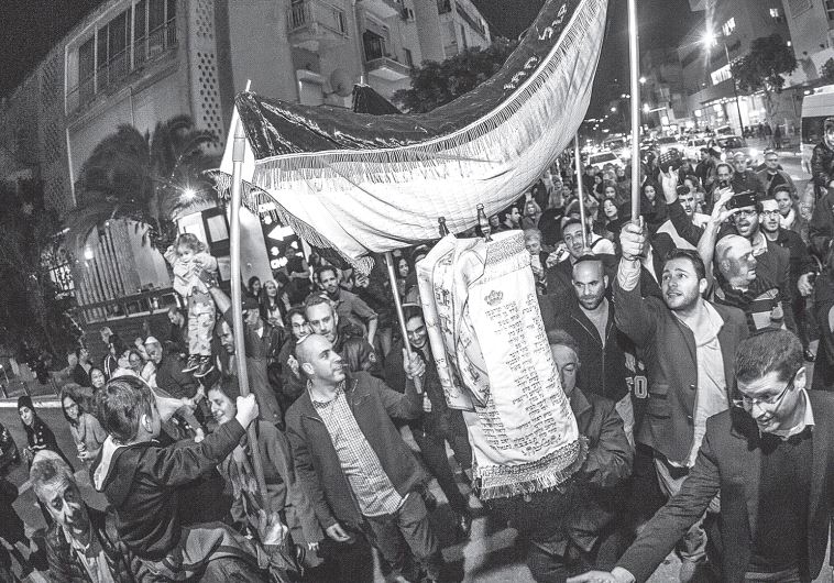 THE AM YISRAEL Foundation takes to the streets to dance and celebrate a new Torah scroll, dedicated in honor of the soldiers who died in Operation Protective Edge.