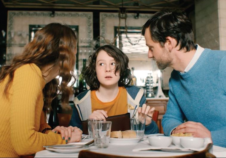 With his parents divided over whether he should be circumcised prior to his bar mitzva, 12-year-old Simon decides to take matters into his own hands