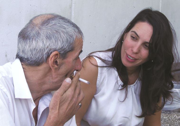 L’assistante sociale Nati Ardan avec Avraham Farchi
