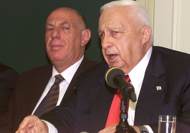 Dov Weisglass (L) looks on as former prime minister Ariel Sharon speaks at the Madison Hotel in Washington in 2002