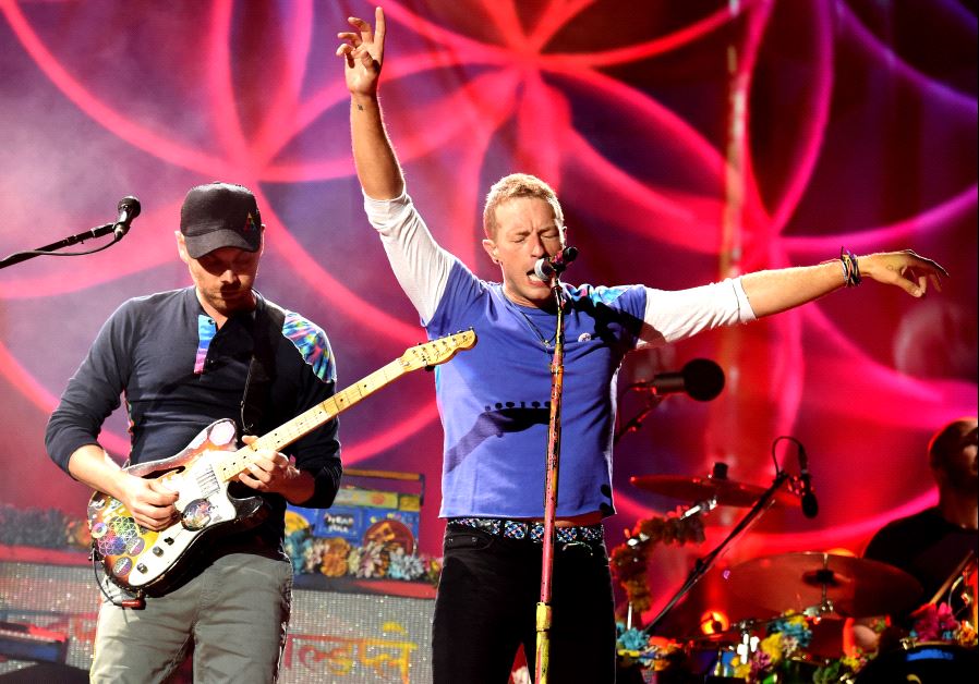  Musician Jonny Buckland (L) and singer Chris Martin of Coldplay perform at the Rose Bowl on August 20, 2016 in Pasadena, California