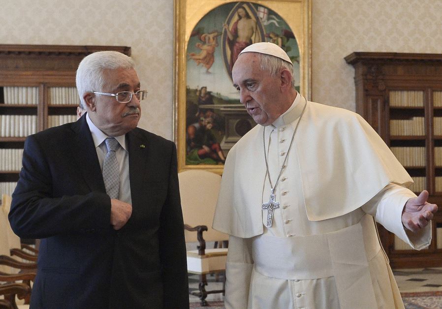 Pope Francis (R) talks with Palestinian President Mahmoud Abbas during a private audience at the Vatican City, May 16, 2015.