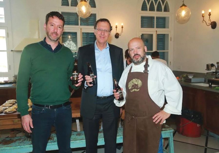Deputy CEO of Tempo Yoash Ben Eliezer, CEO of Tempo Jack Bar and celebrity chef Yonatan Roshfeld at the launch of Goldstar Slowbrew.