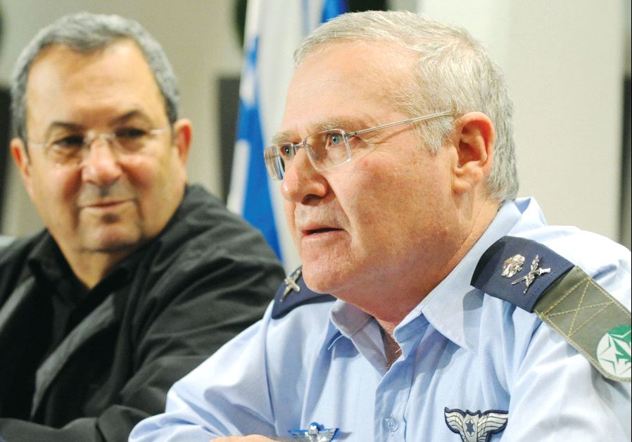 Amos Yadlin (right) with then-defense minister Ehud Barak at a press conference in 2009 in Tel Aviv