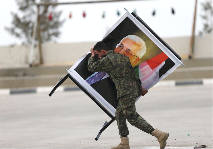A soldier carrying an Abbas picture