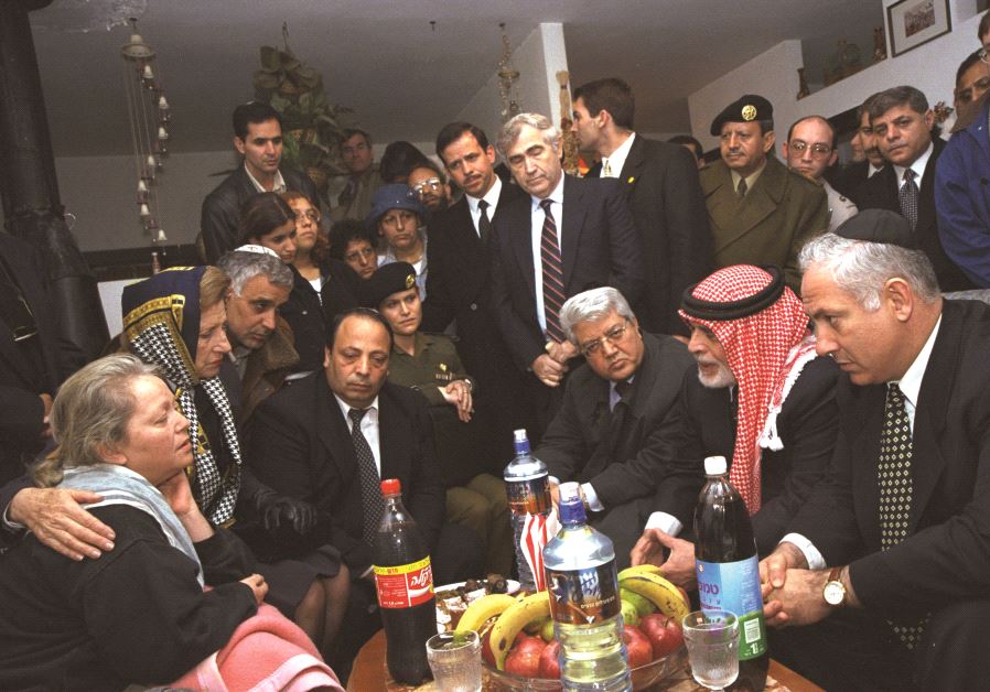 B. Netanyahou, entouré du roi de Jordanie, avec les proches des victimes