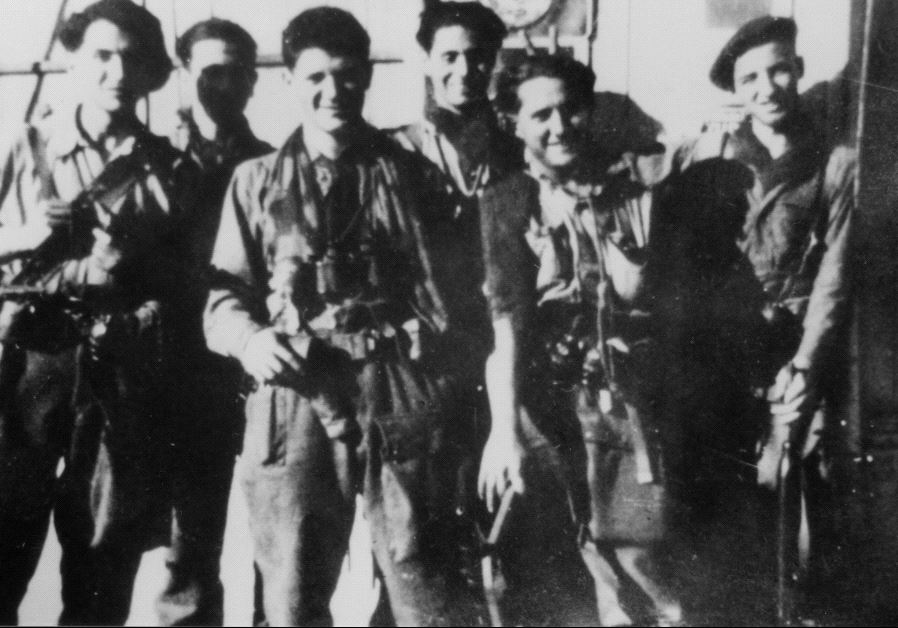 N. Beyrard (3e à partir de la droite) avec ses camarades parachutistes de la France libre,  en 1944