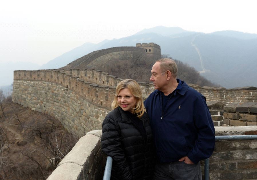 Prime Minister Benjamin Netanyahu and his wife Sara visit the Great Wall during state visit to China, March 22, 2017