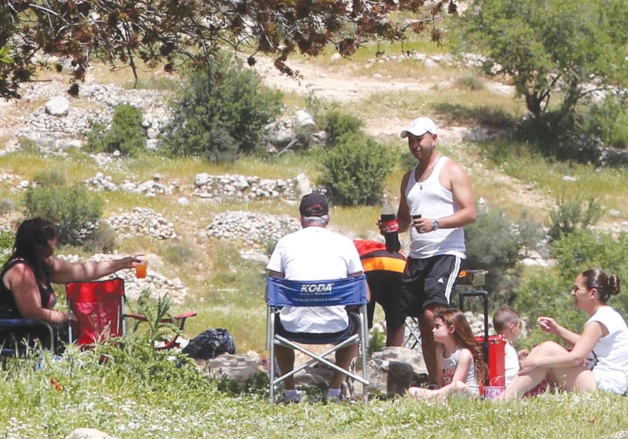 ISRAELIS ENJOY a hike and picnic.