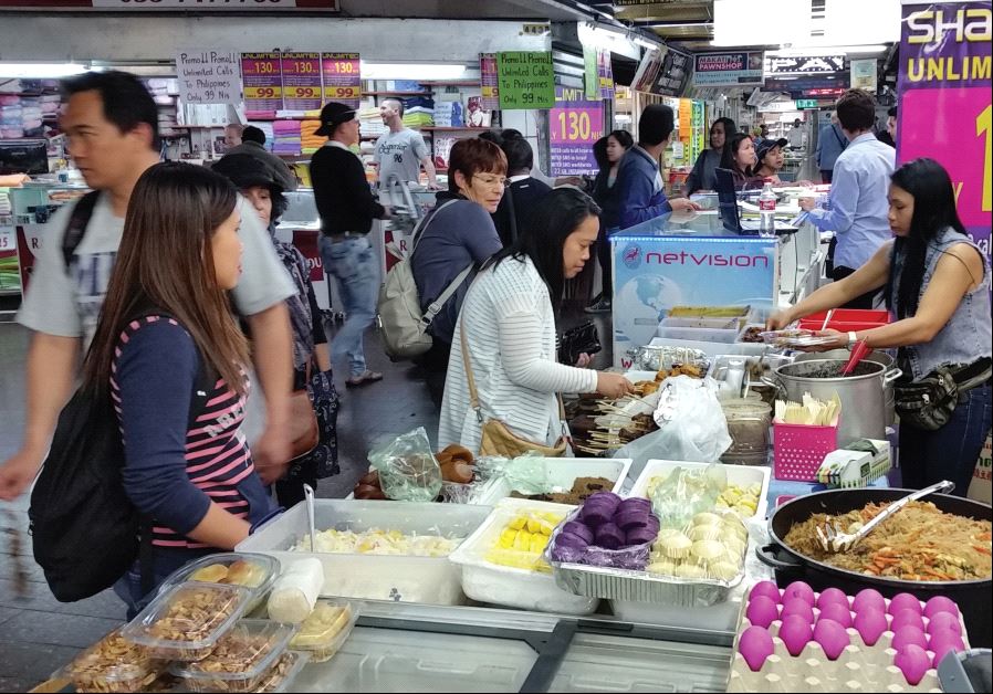 Friday afternoon in the Filipino shuk, outside Evelyn’s Market, brings customers from all over Tel Aviv and Israel