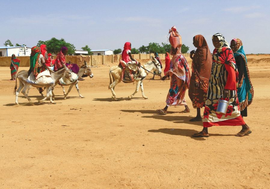 WOMEN WALK to the market in Abu Shock IDPs camp in Al Fashir, capital of North Darfur, Sudan, last year.