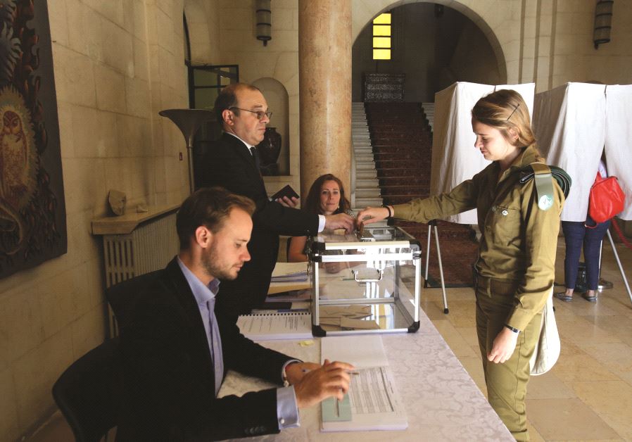 Une soldate votant lors d'élections