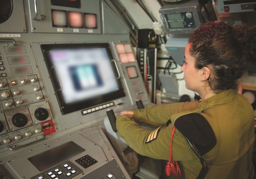Le sergent Yali aux commandes de la console du simulateur de pilotage