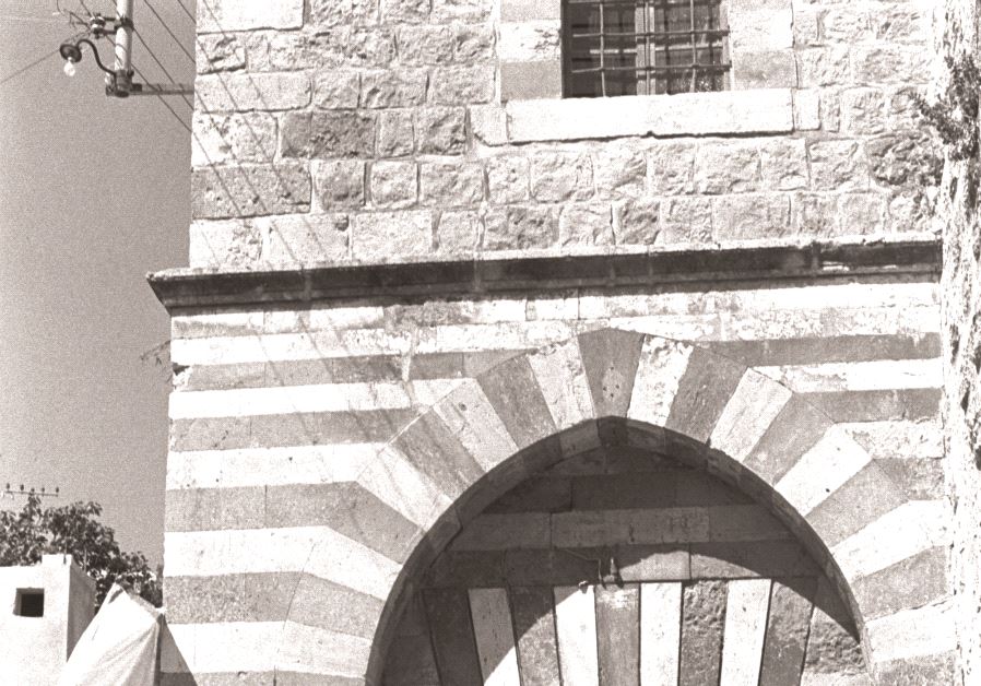 Moshé Dayan entouré  de Narkis et de Rehavam Zeevi à l’entrée  du Tombeau des patriarches à Hébron
