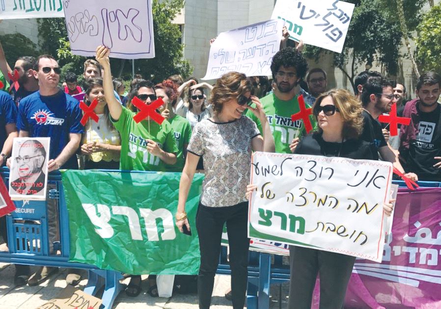‘I WANT to hear what my lecturer thinks’ and ‘Everything’s political’ read signs held by Meretz supporters at the Hebrew University of Jerusalem yesterday